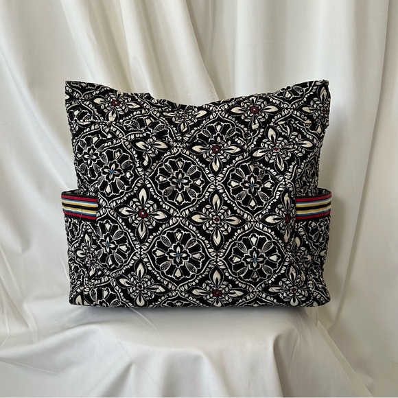 Vera Bradley Barcelona Black and white floral tote bag with pockets. - Picture 4 of 16